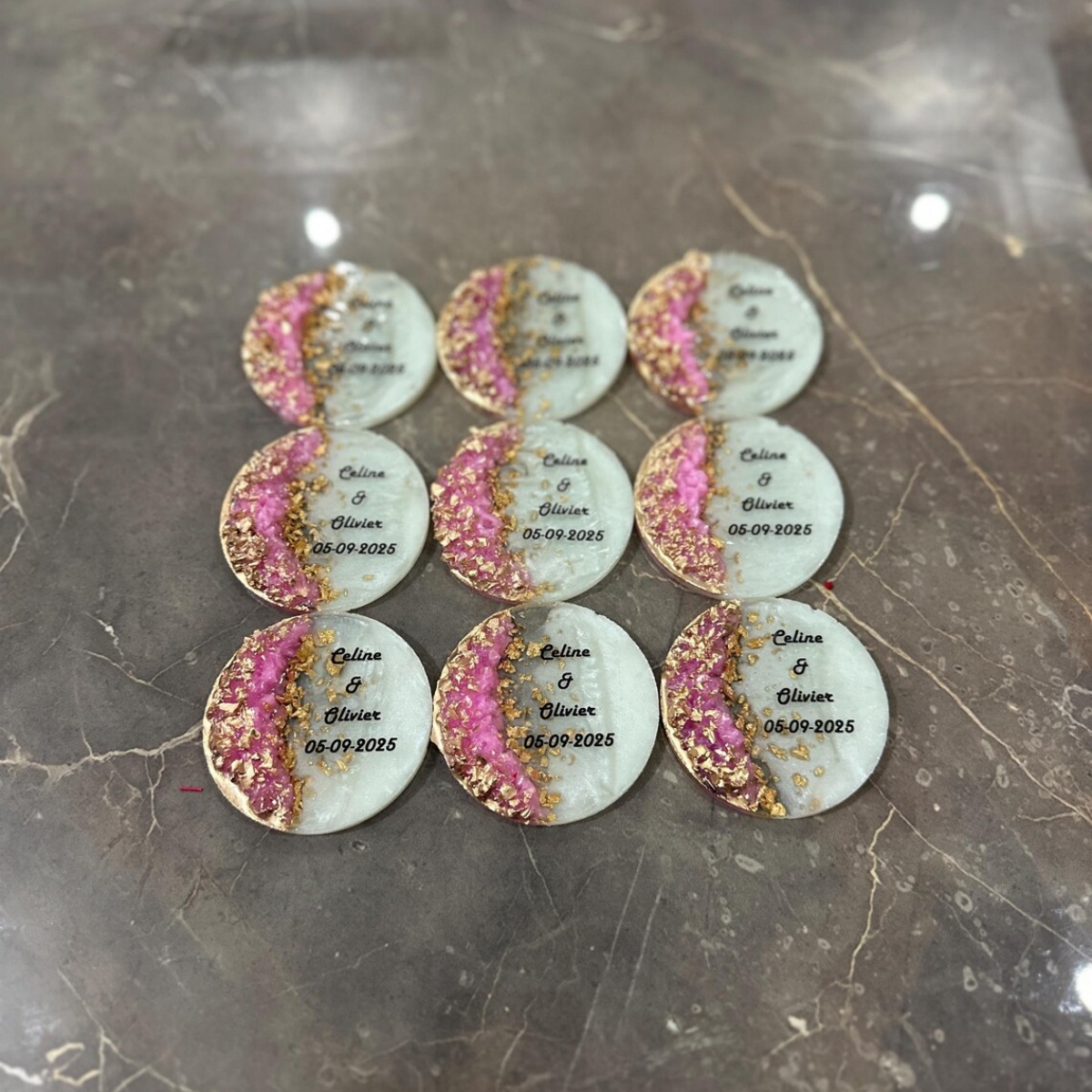 Wedding Package Gold - Gepersonaliseerde bruiloftsmagneetgunsten: gouden epoxy, Gypsophila bloem